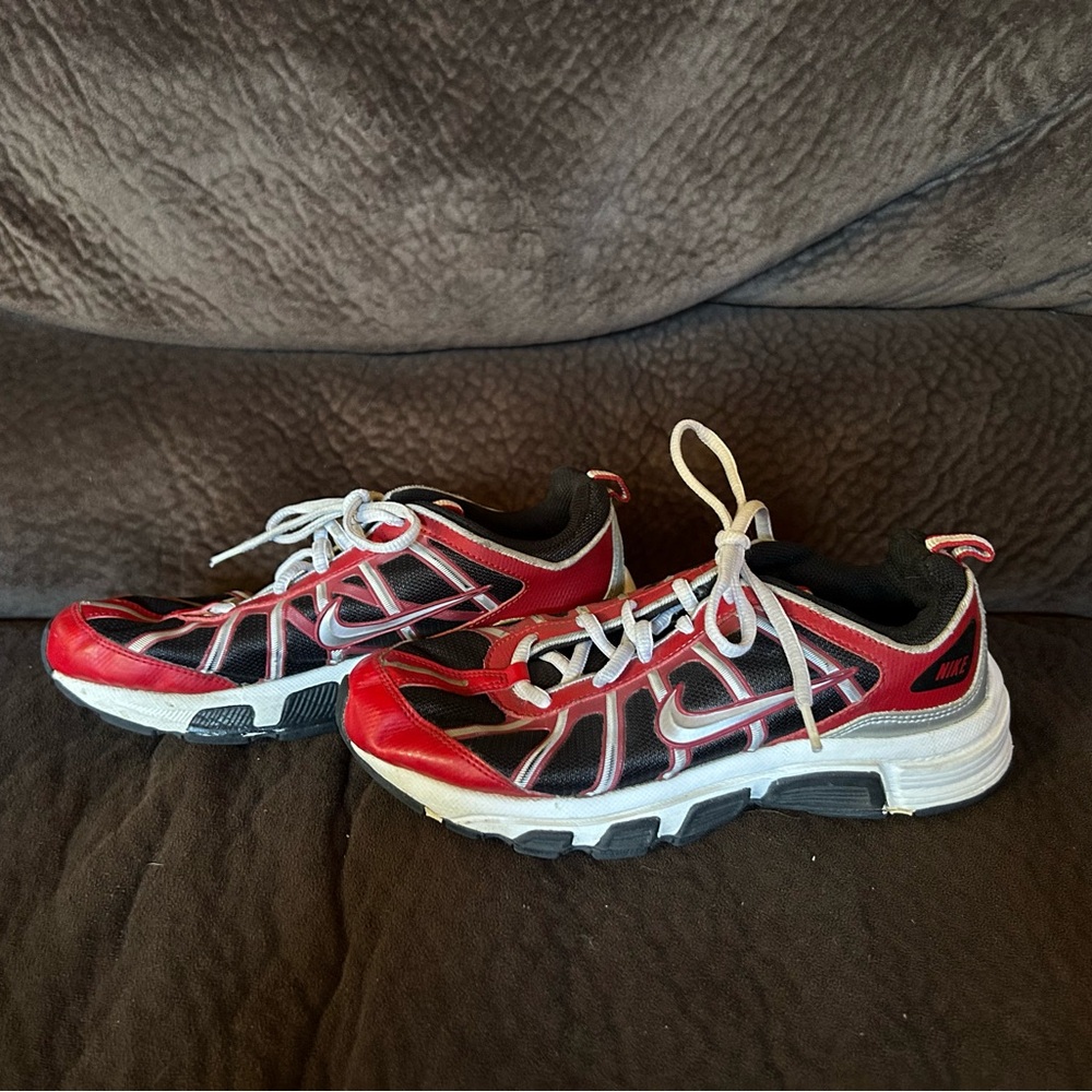 Nike Red and Black Athletic Sneakers, size 6Y (women’s size 7.5)